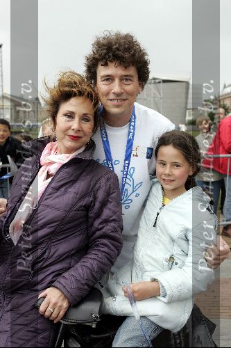 Amsterdam 23 juni 2004
Olympische fakkel in Amsterdam. 
Marc Klein Essink met vrouw en dochter