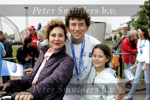 Amsterdam 23 juni 2004
Olympische fakkel in Amsterdam. 
Marc Klein Essink met vrouw en dochter
