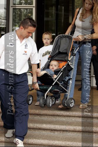 Amsterdam 8 juni 2004
Marc Overmars met gezin bij vertrek Nederlands 11 naar Portugal.
Peter Smulders bv