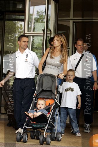 Amsterdam 8 juni 2004
Marc Overmars met gezin bij vertrek Nederlands elftal naar Portugal.