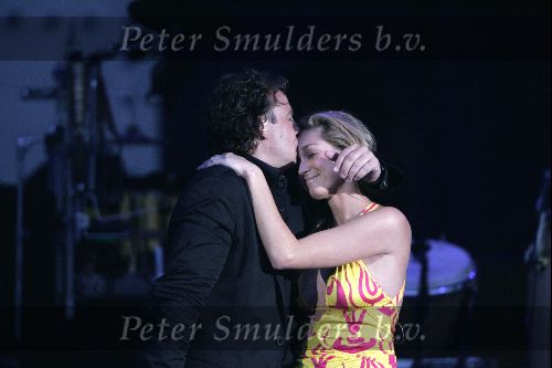 Rotterdam 10 juni 2004
Marco Borsato in de kuip. Do zangeres met Marco
Peter Smulders bv