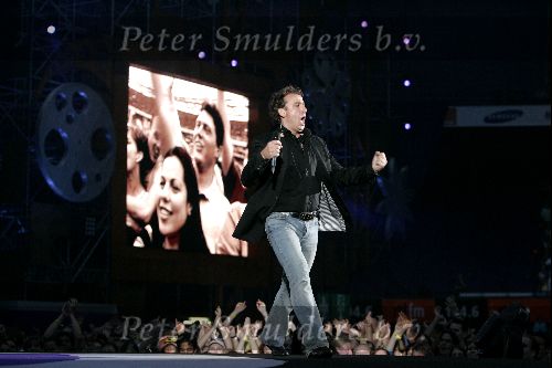 Rotterdam 10 juni 2004
Marco Borsato in de kuip.    
Peter Smulders bv