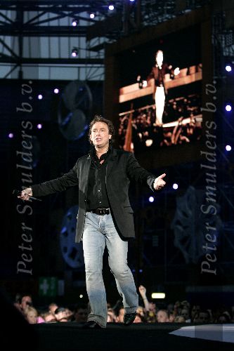 Rotterdam 10 juni 2004
Marco Borsato in de kuip.    
Peter Smulders bv