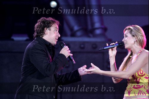 Rotterdam 10 juni 2004
Marco Borsato in de kuip. Do zangeres met Marco
Peter Smulders bv