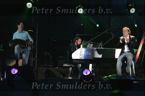 Rotterdam 10 juni 2004
Optreden Marco Borsato in de kuip. Marco Carel Kraayenhof en John Ewbank
Peter Smulders bv