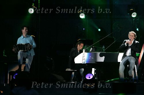 Rotterdam 10 juni 2004
Optreden Marco Borsato in de kuip. Marco Carel Kraayenhof en John Ewbank
Peter Smulders bv