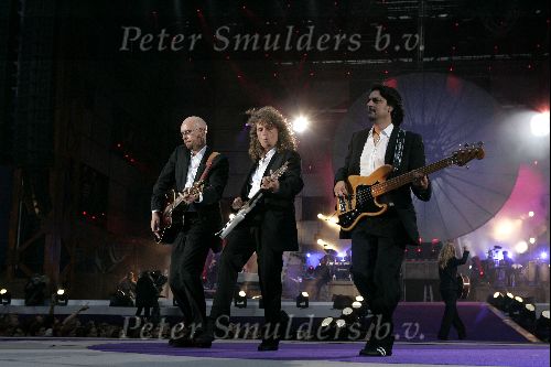 Rotterdam 10 juni 2004
Optreden Marco Borsato in de kuip. band marco
Giovanni Caminita basgitaar (rechts )
Ferry van Leeuwen slaggitarist (links)
Rob Winter (sologitarist (midden)