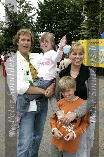 Harderwijk 28 juni 2004
Premiere show in dolfinarium. Maarten Peters en Margriet Eshuys met kinderen
