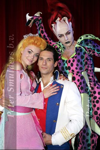 Kaatsheuvel 15 juni 2004
Perspresentatie van  de kleine zeemeermin.
Joost de Jong Kim Lian v d Meij en Mariska v Kolck.