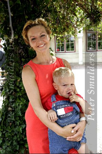 Kaatsheuvel 15 juni 2004
Perspresentatie van  de kleine zeemeermin.
Mariska v Kolck met zoontje vincent