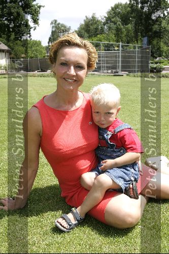 Kaatsheuvel 15 juni 2004
Perspresentatie van  de kleine zeemeermin.
Mariska v Kolck met zoontje vincent