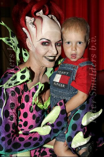 Kaatsheuvel 15 juni 2004
Perspresentatie van  de kleine zeemeermin.
Mariska v Kolck met zoontje Vincent
