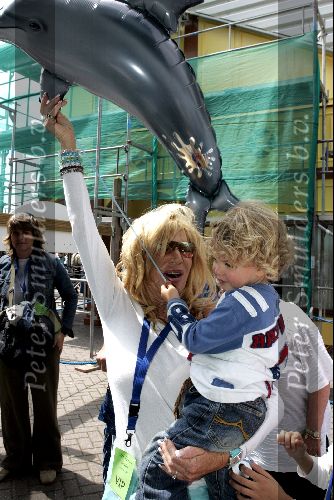 Harderwijk 28 juni 2004
Premiere show in dolfinarium.   
Mary Borsato met Senna