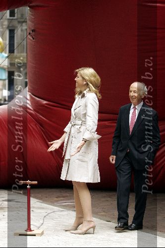 Den Haag 4 juni 2004
Maxima opent met fietspomp beelden-tentoonstelling Den Haag.
