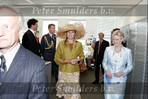 Den Haag 17 juni 2004
Maxima en Maria v d Hoeven bij opening nieuwe gebouw OCW.