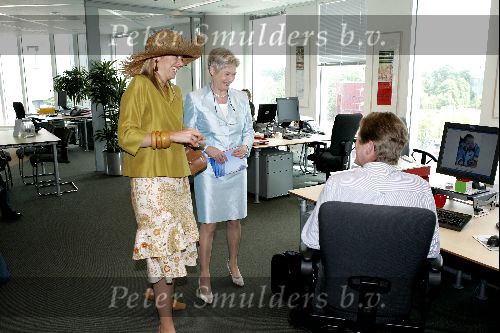 Den Haag 17 juni 2004
Maxima en Maria v d Hoeven bij opening nieuwe gebouw OCW.