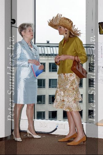 Den Haag 17 juni 2004
Maxima en Maria v d Hoeven bij opening nieuwe gebouw OCW.