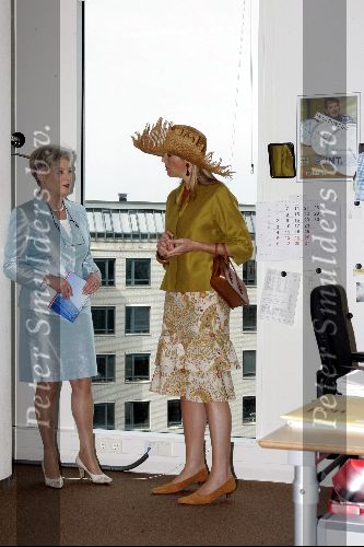Den Haag 17 juni 2004
Maxima en Maria v d Hoeven bij opening nieuwe gebouw OCW