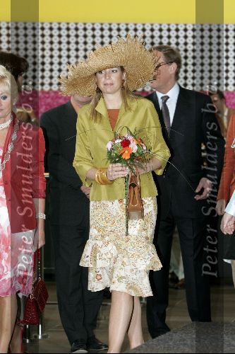 Den Haag 17 juni 2004
Maxima met hoed bij opening van nieuwe gebouw van OCW.
Maria v d Hoeven