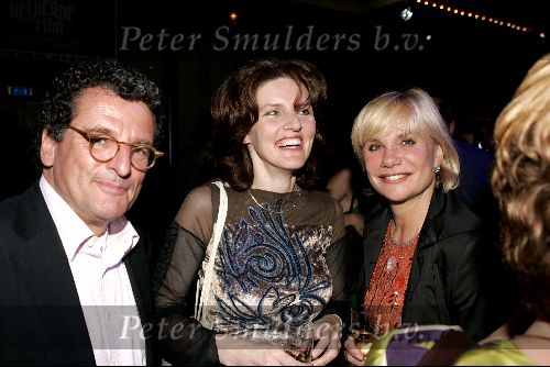 Amsterdam 1 juni 2004
Paul Verhoeven krijgt Bert Haanstra prij in Paradiso.
Medy v d Laan met Monique v d Ven en Edwin de Vries
