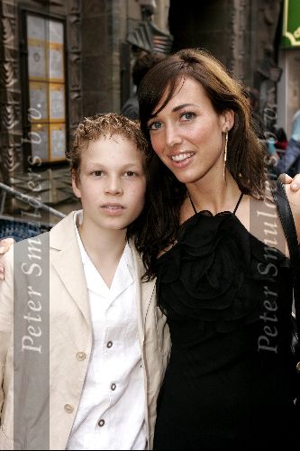Amsterdam 1 juni 2004
Premiere Harry Potter in Tuschinski .
Meike idols met broertje