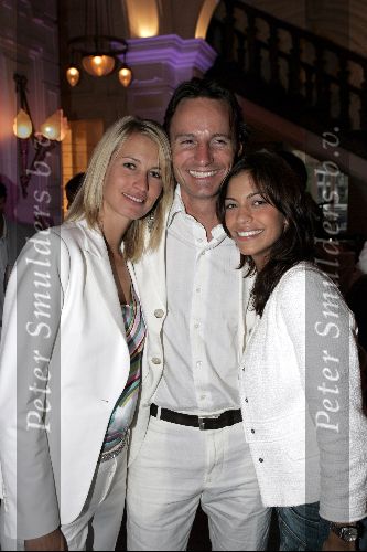 Amsterdam 11 juli 2004
Michael Lingg met Anouk Voorveld en Touriya bij de show van Wolford.