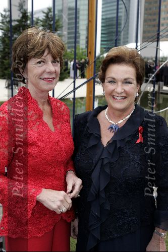 Amsterdam 27 juni 2004
Damdiner in de Heineken Music Hall.
Neelie Kroes en Monique Heijn