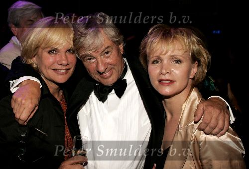 Amsterdam 1 juni 2004
Paul Verhoeven krijgt Bert Haanstra prij in Paradiso.
Paul Verhoeven met Renee Soutendijk en Monique v d Ven