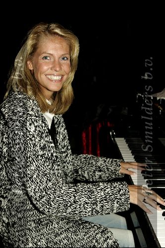 Geertruidenberg 5 juni 2004
Auditie voor princess kinderkoor. Jury bestaand oa uit Nance Coolen