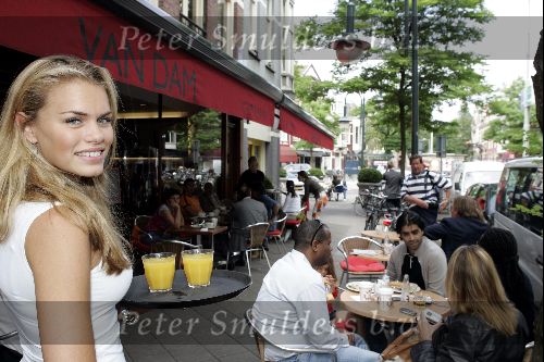 Amsterdam 30 juni 2004
Nicolette v Dam op cornelis schuytstraat