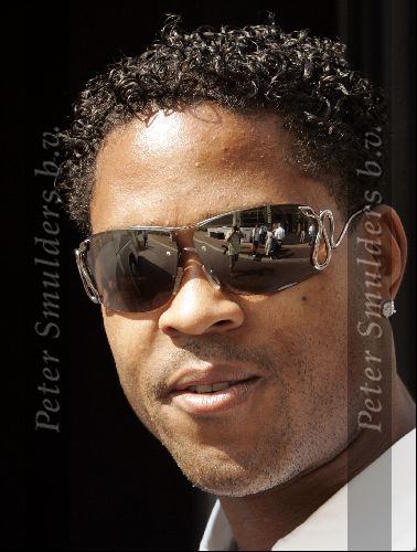 Amsterdam 8 juni 2004
Patrick Kluivert met zonnebril bij vertrek Nederlands elftal naar Portugal.