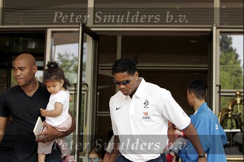 Amsterdam 8 juni 2004
Patrick Kluivert met zonnebril bij vertrek Nederlands elftal naar Portugal.