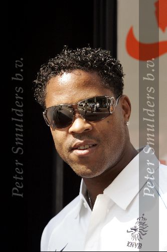 Amsterdam 8 juni 2004
Patrick Kluivert met zonnebril bij vertrek Nederlands elftal naar Portugal.