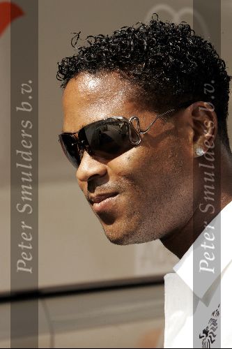 Amsterdam 8 juni 2004
Patrick Kluivert met zonnebril bij vertrek Nederlands elftal naar Portugal.