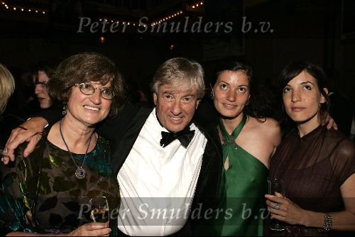 Amsterdam 1 juni 2004
Paul Verhoeven krijgt Bert Haanstra prij in Paradiso.
Paul Verhoeven met vrouw en dochters
