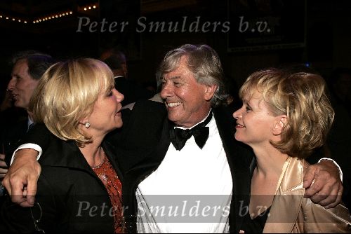 Amsterdam 1 juni 2004
Paul Verhoeven krijgt Bert Haanstra prij in Paradiso.
Paul Verhoeven met Renee Soutendijk en Monique v d Ven