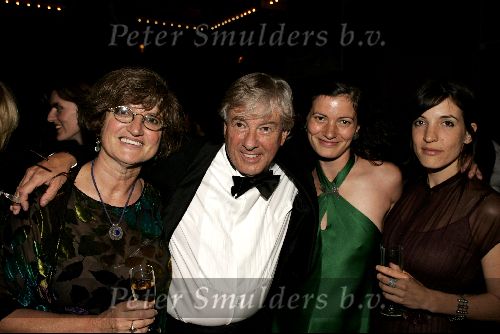Amsterdam 1 juni 2004
Paul Verhoeven krijgt Bert Haanstra prij in Paradiso.
Paul Verhoeven met vrouw en dochters
Peter Smulders bv