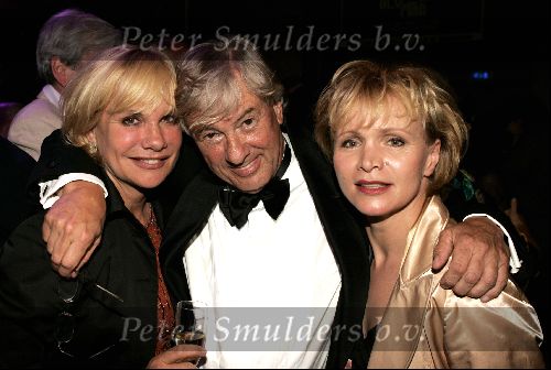 Amsterdam 1 juni 2004
Paul Verhoeven krijgt Bert Haanstra prij in Paradiso.
Paul Verhoeven met Renee Soutendijk en Monique v d Ven