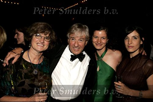 Amsterdam 1 juni 2004
Paul Verhoeven krijgt Bert Haanstra prij in Paradiso.
Paul Verhoeven met vrouw en dochters