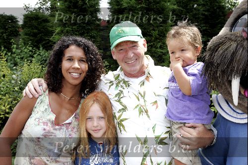 Harderwijk 28 juni 2004
Premiere show in dolfinarium.  
Peter Faber met vrouw en kinderen