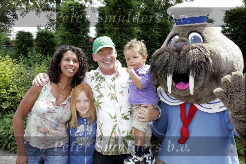 Harderwijk 28 juni 2004
Premiere show in dolfinarium. 
Peter Faber met vrouw en kinderen
