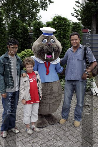 Harderwijk 28 juni 2004
Premiere show in dolfinarium. 
Peter Paul Hasselbach met kinderen