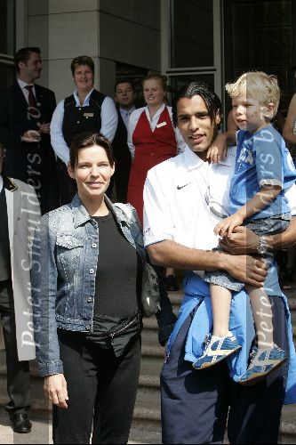 Amsterdam 8 juni 2004
Pierre v Hooijdonk met zoon en vriendin  bij vertrek Nederlands elftal naar Portugal.