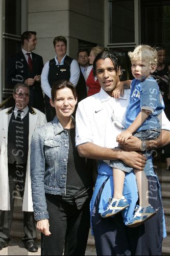 Amsterdam 8 juni 2004
Pierre v Hooijdonk met zoon en vriendin  bij vertrek Nederlands elftal naar Portugal.