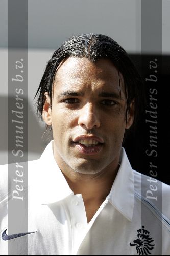 Amsterdam 8 juni 2004
Pierre v Hooijdonk bij vertrek Nederlands elftal naar Portugal.