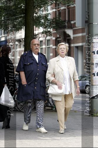 Amsterdam 22 juni 2004
Pistolen paultje (Paul Wilting) met vrouw aan het wandelen