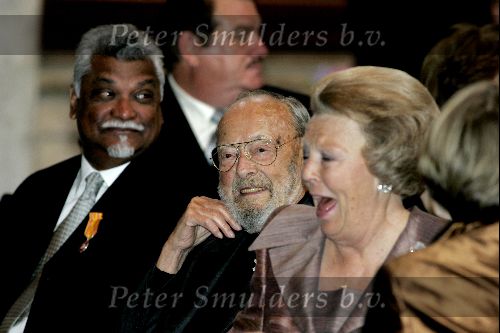 Amsterdam 24 juni 2004
Prins Bernhard en Koningin Beatrix bij uitreiking zilveren anjers  in paleis op de dam.