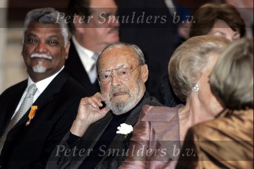 Amsterdam 24 juni 2004
Prins Bernhard en Koningin Beatrix bij uitreiking zilveren anjers  in paleis op de dam.