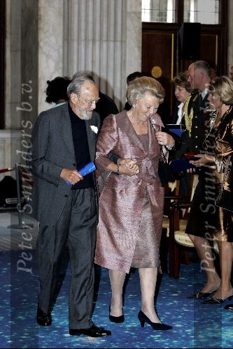 Amsterdam 24 juni 2004
Prins Bernhard en Koningin Beatrix bij uitreiking zilveren anjers  in paleis op de dam.