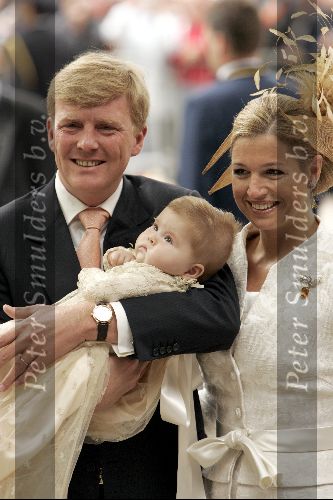 Den Haag 12 juni 2004
Doop Prinses Amalia in grote kerk Den Haag.
Prins Willem Alexander met prinses Amalia en Maxima